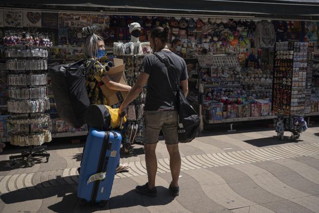 Parella de turistes a la Rambla