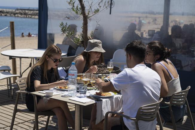 Turistes menjant a un restaurant de la platja