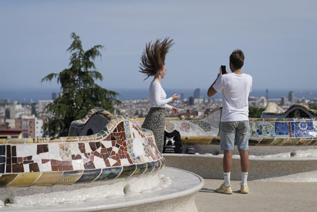 Una parella de turistes fent-se una foto al Park Güell