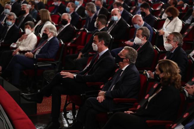 Pedro Sánchez, Javier Godó y Ada Colau.