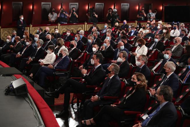 En la primera fila Illa, Lucena, Cunillera, Sánchez Llibre, Pedro Sánchez, el editor de la Vanguardia Javier Godó, Ada Colau y Ángel Simón.