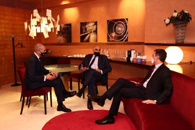 Valentí Oviedo, director general del Liceu, el presidente de Saba y presidente de la Fundación del Liceu, Salvador Alemany, y Pedro Sánchez.