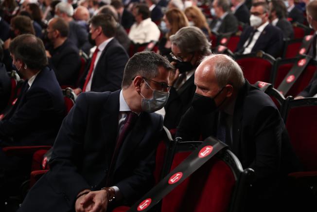 El expresidente de la Generalitat José Montilla en primer plano. Al fondo el exdirigente de ERC y expresidente del Parlament Ernest Benach.