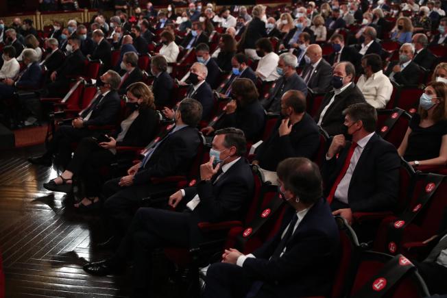 En la primera fila Ángel Simón d'Agbar y Ada Colau. En la segunda el socialista y el delegado especial del Estado en el Consorcio de la Zona Franca, Pere Navarro, Camil Ros de UGT, Javier Pacheco de CCOO y Antoni Cañete de Pimec.