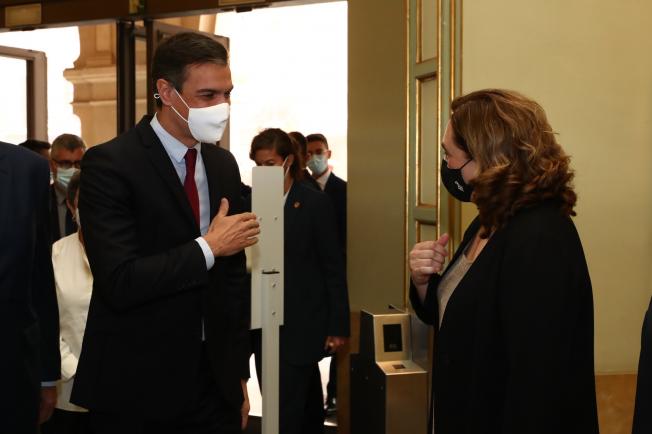 Pedro Sànchez ha saludado a la alcaldesa de Barcelona, Ada Colau.