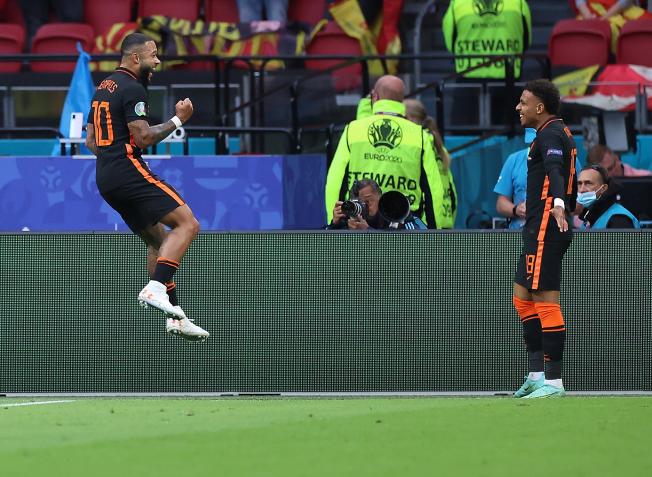 Memphis Depay i Donyell Malen celebrant un dels gols dels Països Baixos contra Macedònia