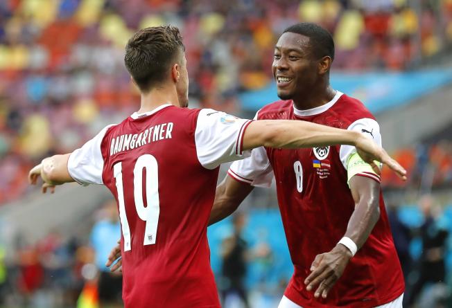 Christoph Baumgartner i David Alaba celebrant el gol d'Àustria contra Ucraïna