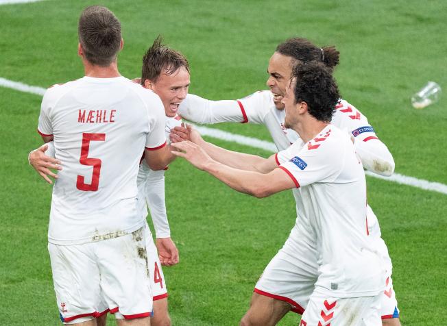 Els jugadors de Dinamarca celebrant un dels gols contra Rússia