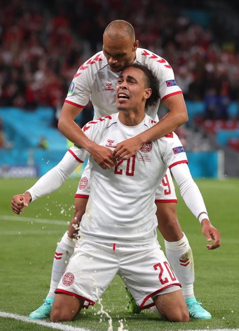 Martin Braithwaite i Yussuf Poulsen celebrant un dels gols de Dinamarca contra Rússia