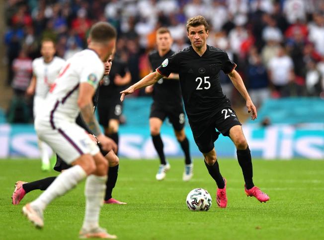 Thomas Müller jugant la pilota contra Anglaterra