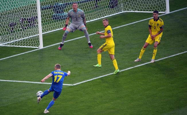 Oleksandr Zinchenko xutant a porteria