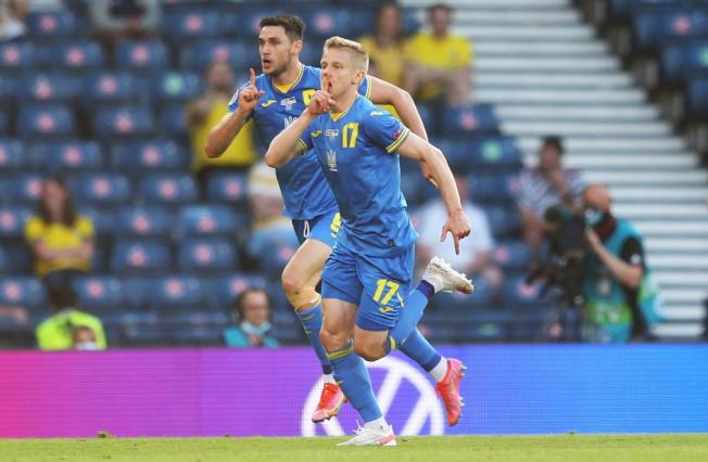 Oleksandr Zinchenko celebrant el seu gol contra Suècia