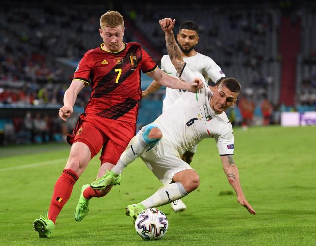 Verratti i De Bruyne lluiten per una pilota