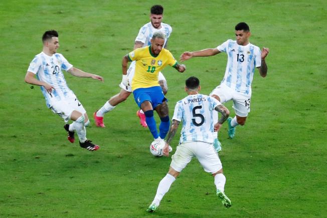 El marcatge d'Argentina sobre Neymar, un malson pel brasiler.