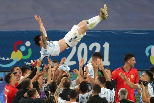 Messi no va brillar en el partit, però va tocar la glòria amb la victòria.