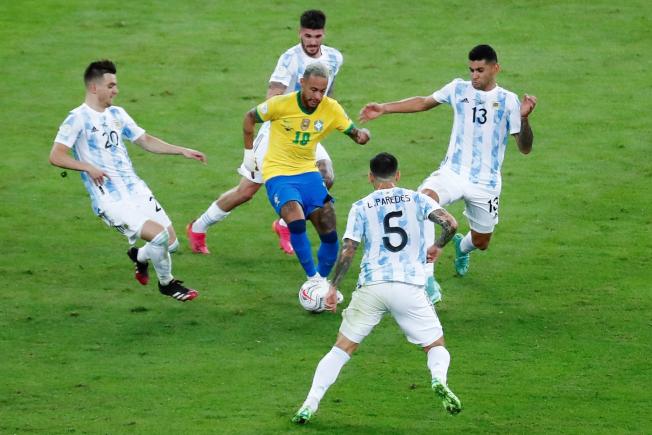 El marcaje de Argentina sobre Neymar, una pesadilla para el brasileño.