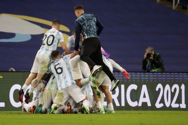 Los argentinos enloquecieron cuando el uruguayo Ostojich pitó el final.