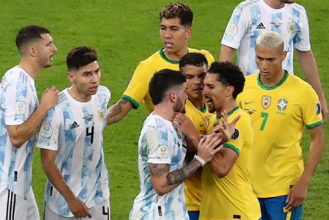 Disputa entre Marquinhos y Rodrigo De Paul. Fue un partido muy tenso.