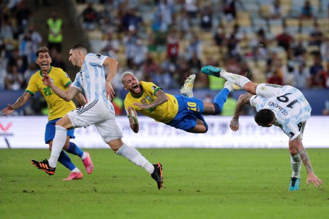 Neymar vuela por los aires después de una falta de Otamendi
