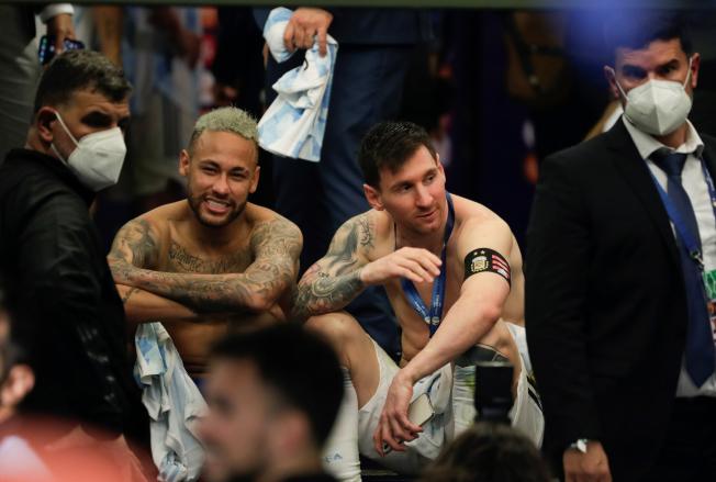Neymar y Messi compartiendo un momento de intimidad después del partido.