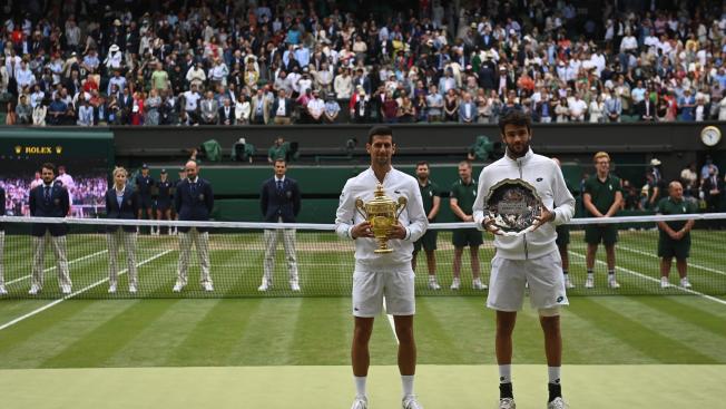 Djokovic i Berrettini amb les copes Djokovic i Berrettini amb les copes