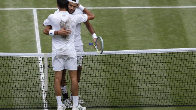 Abraçada entre Djokovic i Berrettini
