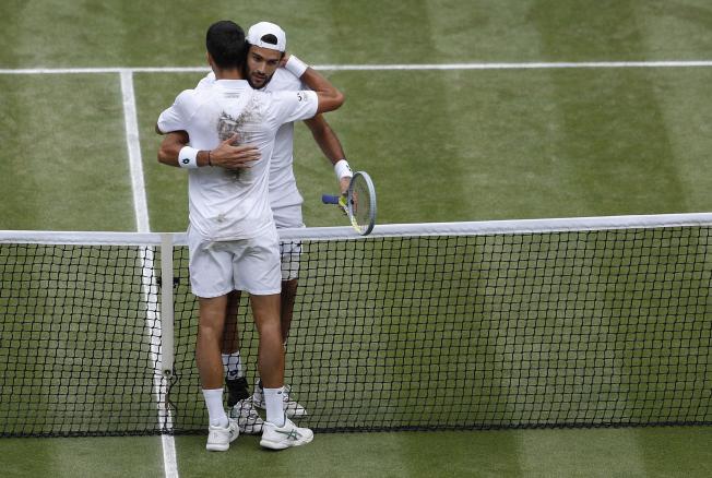 Abraçada entre Djokovic i Berrettini