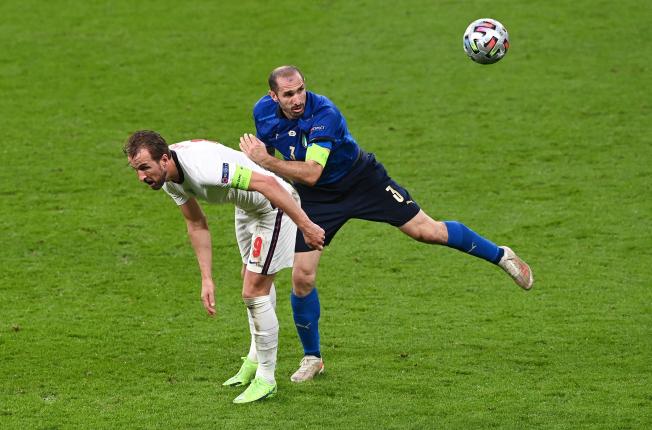 Chiellini i Kane van protagonitzar un gran duel durant tota la nit
