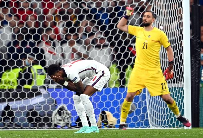 Gianluigi Donnarumma, MVP de l'Eurocopa, celebrant el penal que va fallar Rashford