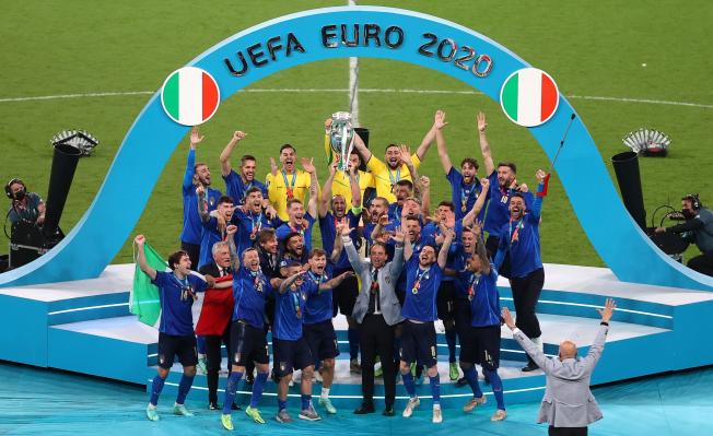 La imatge desitjada per tots els equips. Chiellini aixeca la copa i Itàlia és feliç