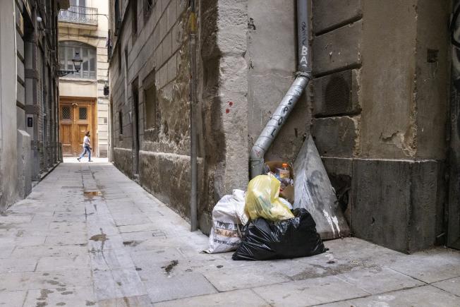 Al Gòtic les escombraries s'acumulen a llocs on es dissimula la seva presència