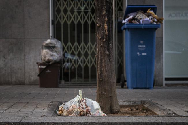 Bossa de brossa orgànica deixada a l'escocell d'un arbre
