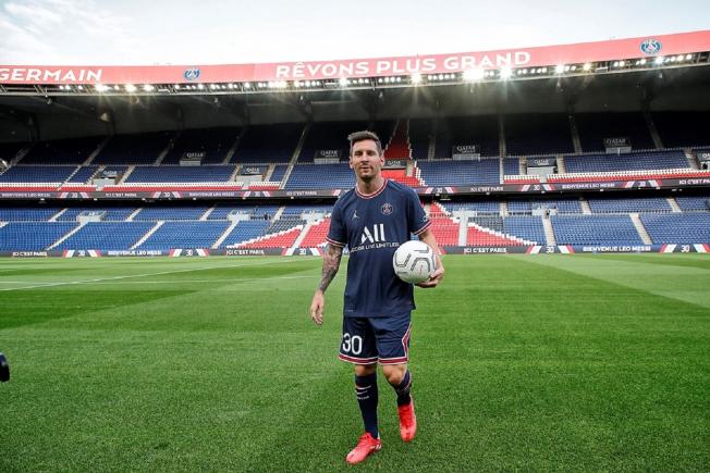 Leo Messi con un balón en el Parque de los Príncipes / PSG