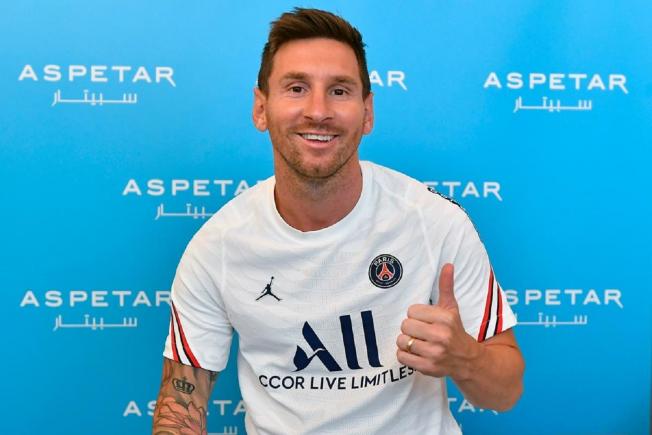 Leo Messi pasando la revisión mèdida / PSG