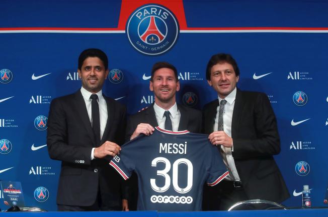 Leo Messi con Nasser Al-Khelaïfi y Leonardo / EFE