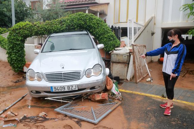 Coche dañado por los aguaceros