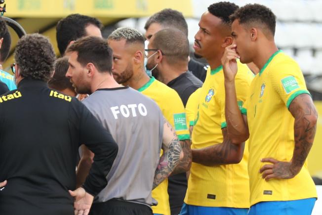 Messi acaba amb el pitrall de fotògraf