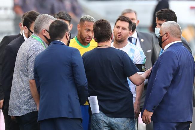Neymar i Messi discutint amb els membres de l'autoritat sanitària