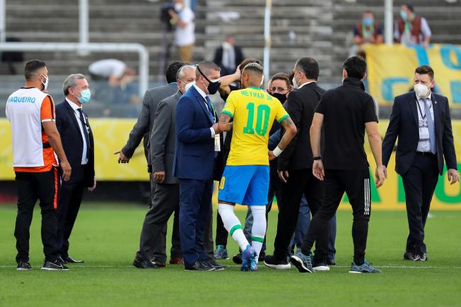 Neymar parlant amb els membres de l'autoritat sanitària
