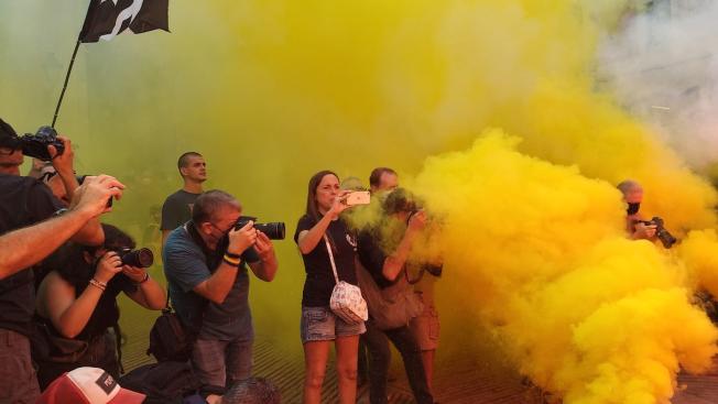 La manifestació també ha arribat al Fossar de les Moreres. Foto: Aleix Torrents