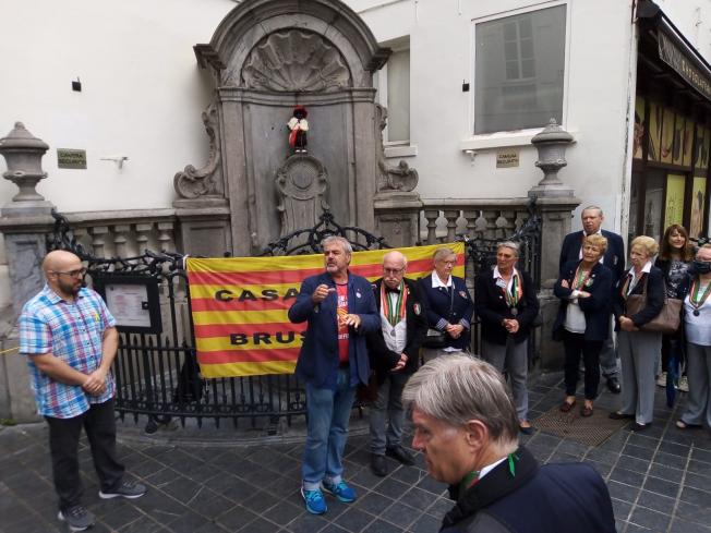 A Brussel·les també celebren la Diada a la font del Manneken Pis (Ramon Parnay)