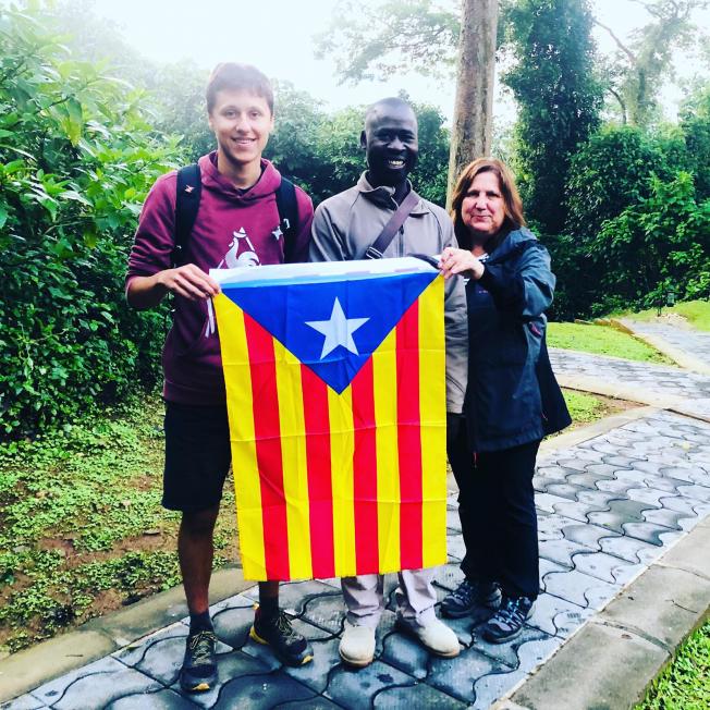 Des del continent africà en Bernat Puigdomenech i la Monica Ribell ens fan arribar aquesta foto des de Uganda