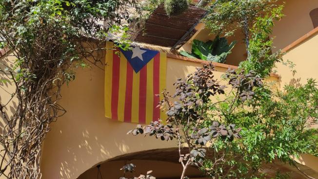 El balcó de l'Àngel Caralt també engalanat per la Diada des de Garrigàs (Alt Empordà)
