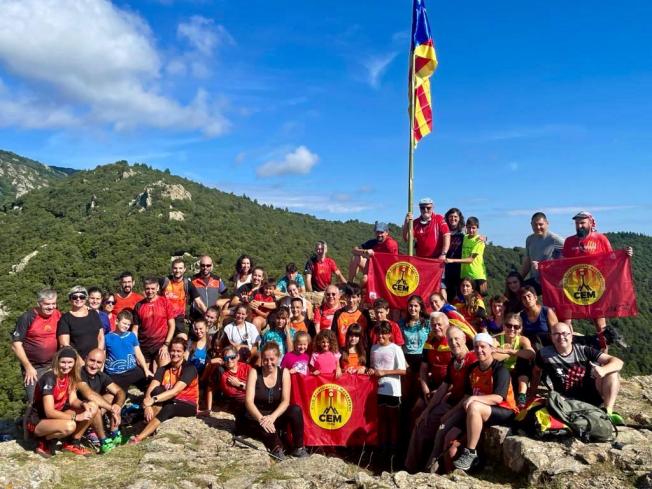 Excursió al Castell de Cabrera del Club Excursionista Maçanetenc, reivindicant la Diada nacional.