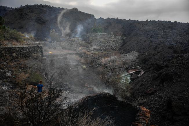 La lava engulle todo lo que encuentra