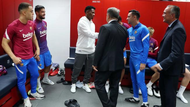 Xavi Hernández saludando a Ansu Fati