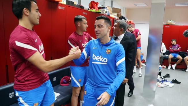 Xavi Hernández saludando a Eric Garcia