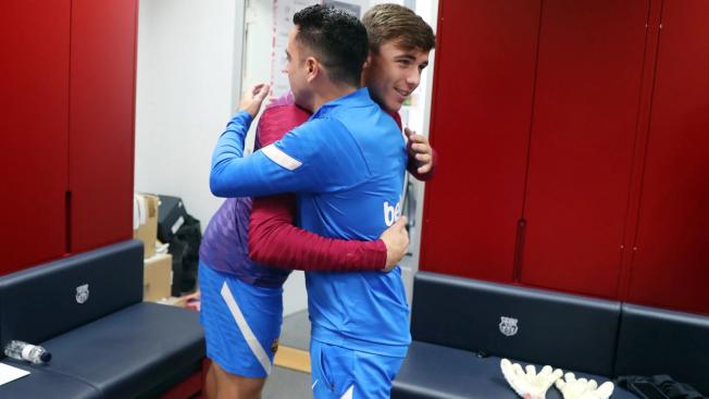 Xavi Hernández saludando a Nico González