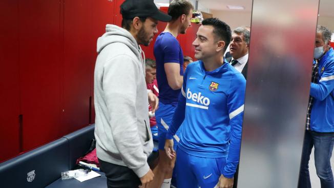 Xavi Hernández saludando a Martin Braithwaite