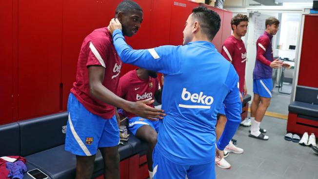 Xavi Hernández saludando a Ousmane Dembélé